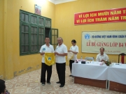 Võ sư trưởng Nguyễn Ngọc Nội tặng võ sư Nguyễn Trọng Tuấn, huấn luyện viên lớp B4, cờ kỷ niệm của võ đường